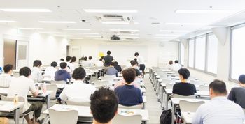 セミナーで席が空いているなら、別に座っても良いと思うけど、それはビジネスではなくなる。