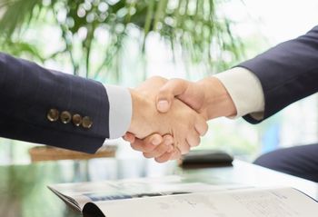 ネット副業で実際に月100万円の収入を得ている人は、このようなやり方で収入を得ている。