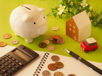 投資と消費は、まったく別物。欲しいものがあるからと言って、物にお金を使って消費していたら、いつまで経ってもお金は増えていかない。