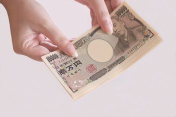 お金がないと、物と物を直接交換しないといけないので、とても大変。しかしお金であれば、物とお金を交換したり、お金と物をまた交換することができる。だから、お金はとても便利なものである。