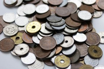 お金には、物とスムーズに交換できたり、保存することができたり、持ち運ぶことができたり、細かく分けることができるなどのメリットがある！