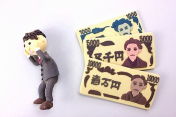 紙に10000円と書いても、その紙には信用がないため、お金としての価値はない。ただの紙切れである。