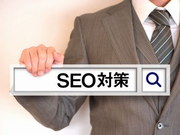 SEO業者に申し込むと、自社のサイトからたくさんのリンクを貼ってくれる。