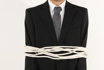 会社でサラリーマンとして働いていると、その時間は会社に拘束される。自由がない。
