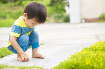 裸足で外で遊ぶことで、五感が刺激されて、神経の性能が良くなる！