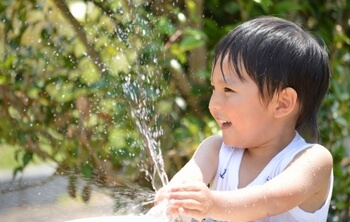 子どもにとって最も良いことは小さいころに最も発達する脳と神経の性能を良くするために、外に出てたくさん遊ぶこと