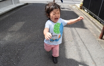 子どもが駄々をこねて泣いていると、親が悪いように見られてしまう