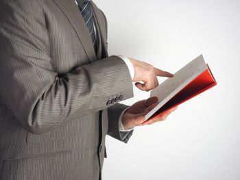 結果を出すためには、まず一歩を踏み出すことが重要。本を読んだり、商材を買って読むというのは、まず一歩になる。