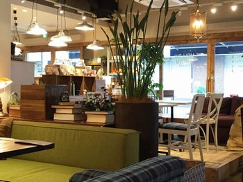 ネイルサロンや飲食店は、初期費用が莫大にかかる。それだけのお金を借金して、お店を作っても、毎月安定して売り上げを上げていくことはとても難しい。